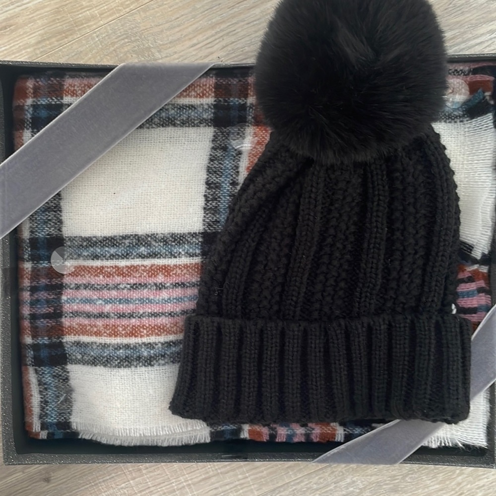 Vince Camuto Hat and Scarf Set